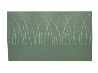 tête inclinée herbes folles verte